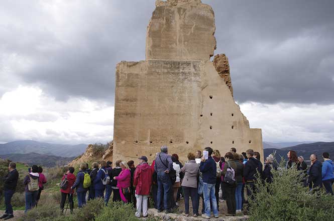 Grupo de visitantes junto a la torre albarrana en el extremo de la Alcazaba de Villavieja (Berja).  © Fotografía: José Ángel Fernández